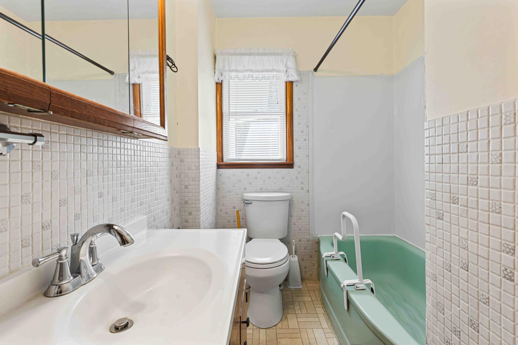 1624 S 4th St Moorhead-12.jpg