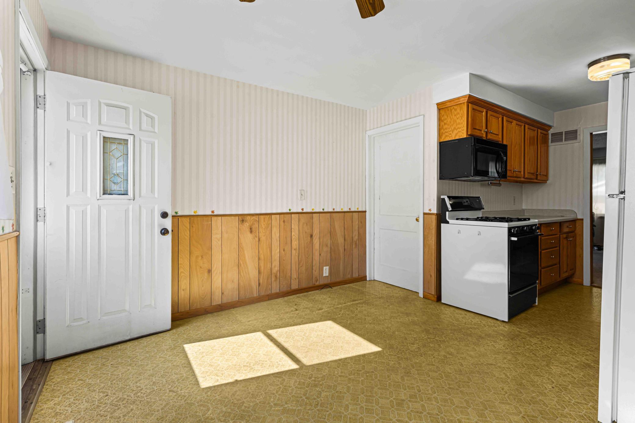 1624 S 4th St Moorhead-11.jpg