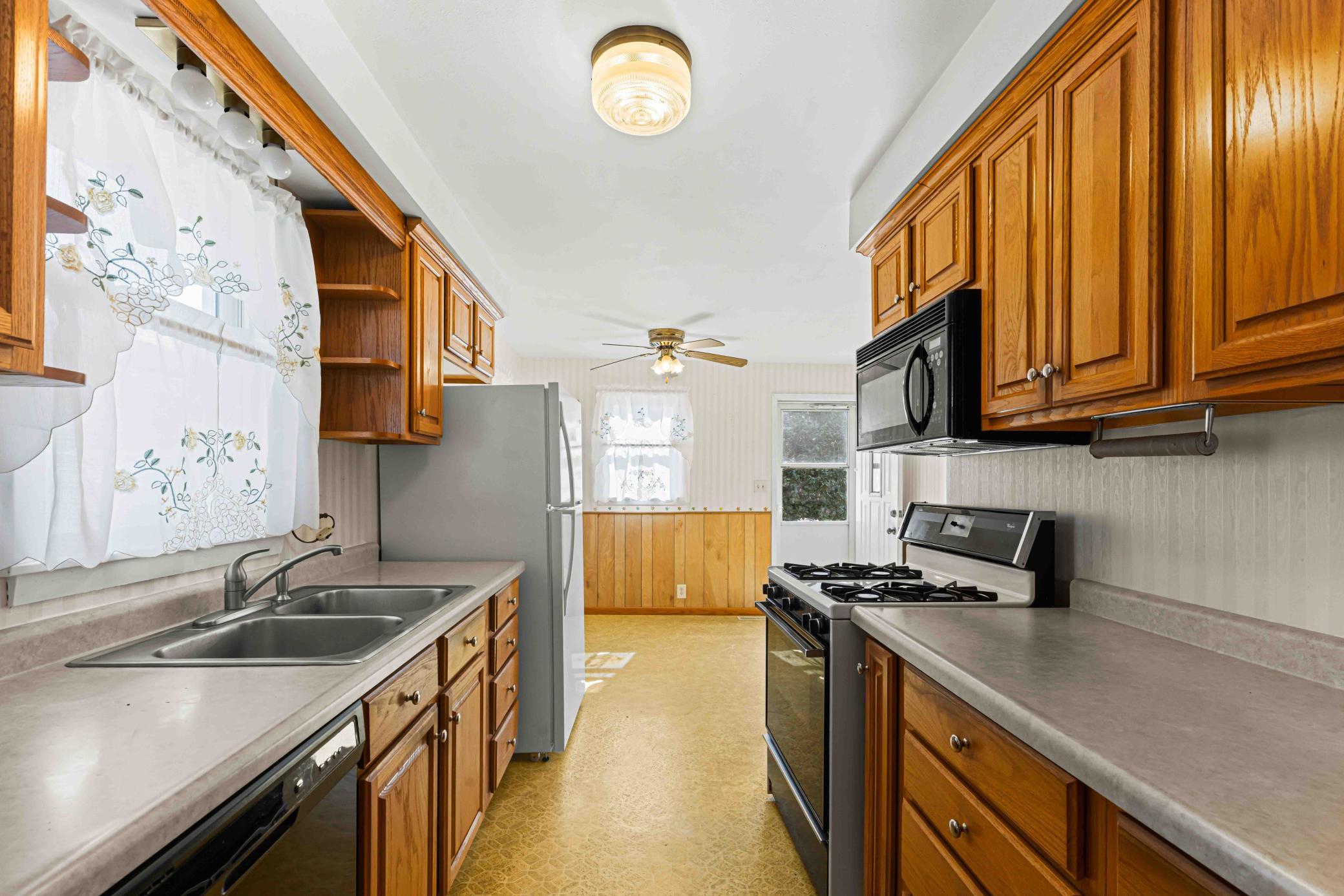 1624 S 4th St Moorhead-8.jpg