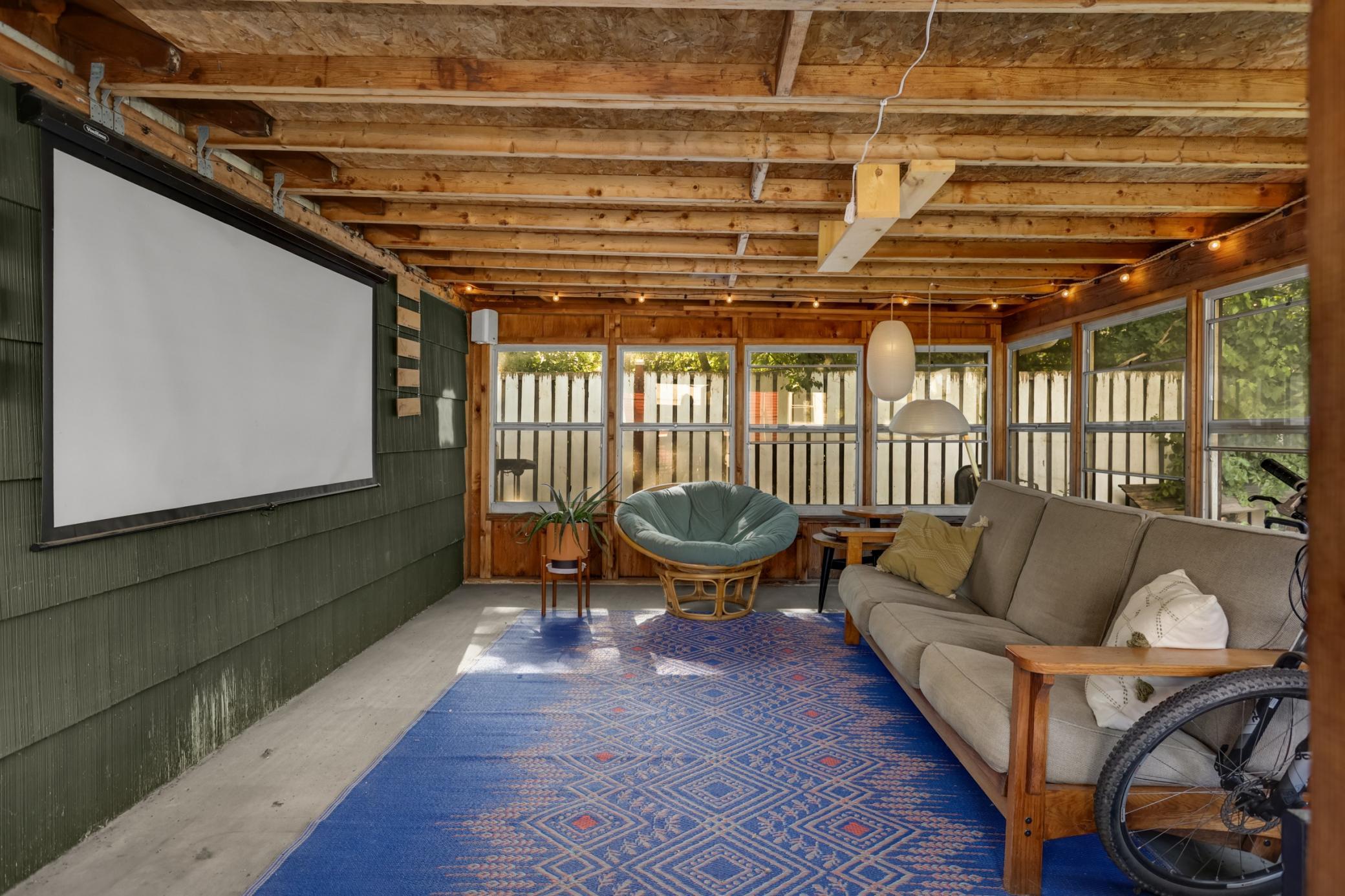 18 Screened Porch.jpg