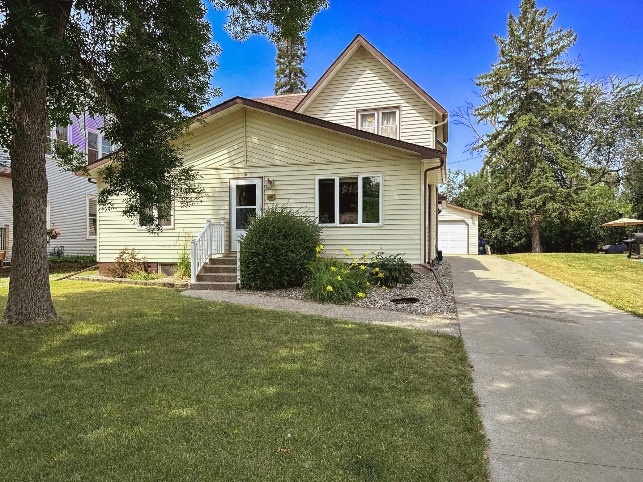 Convenient location near parks, the river, shopping, and everyday amenities.