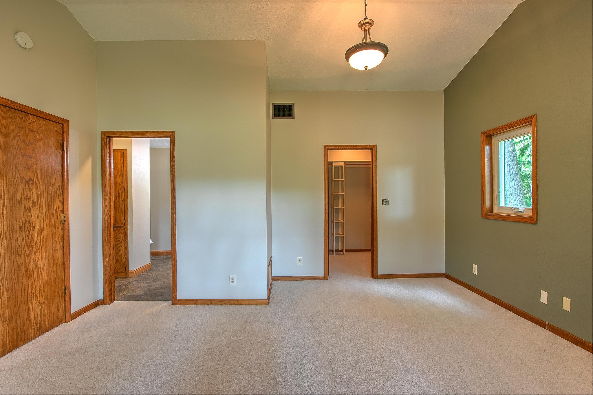 Primary bedroom w/ walk-in closet