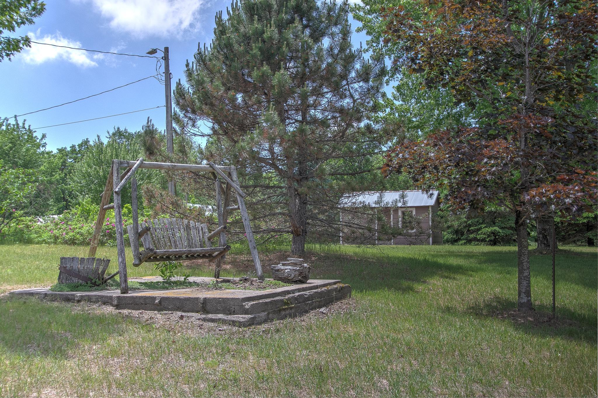 Nice swing in backyard