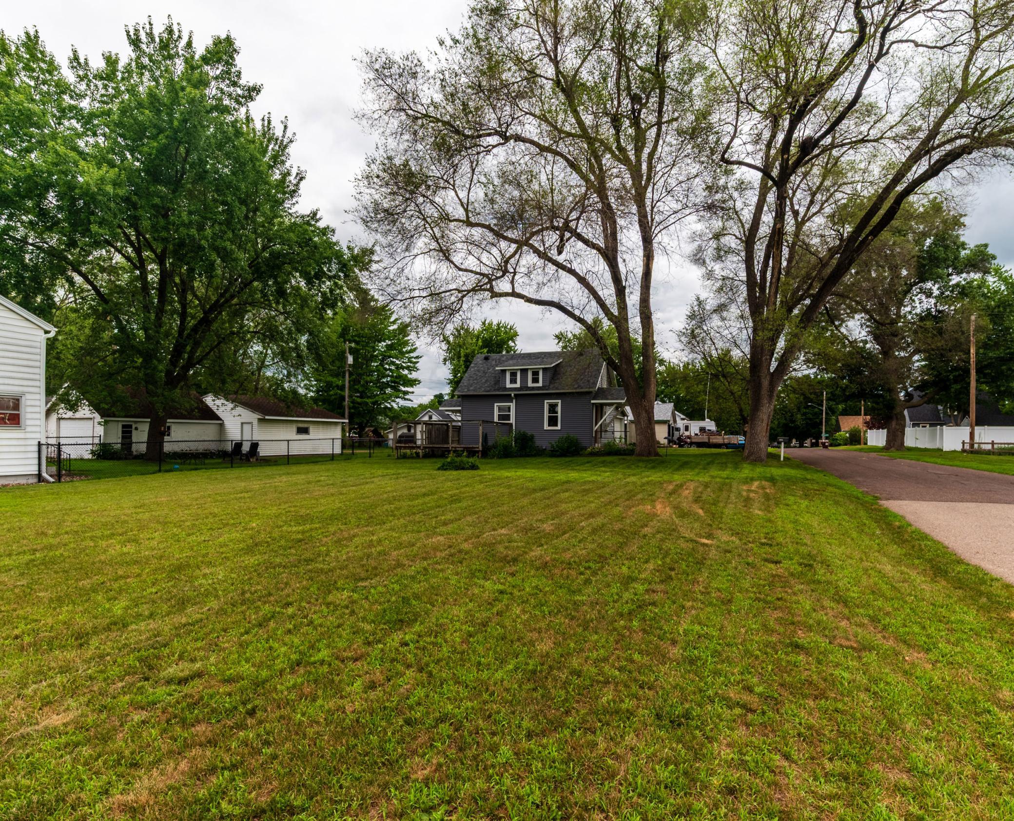 20_side yard.jpg