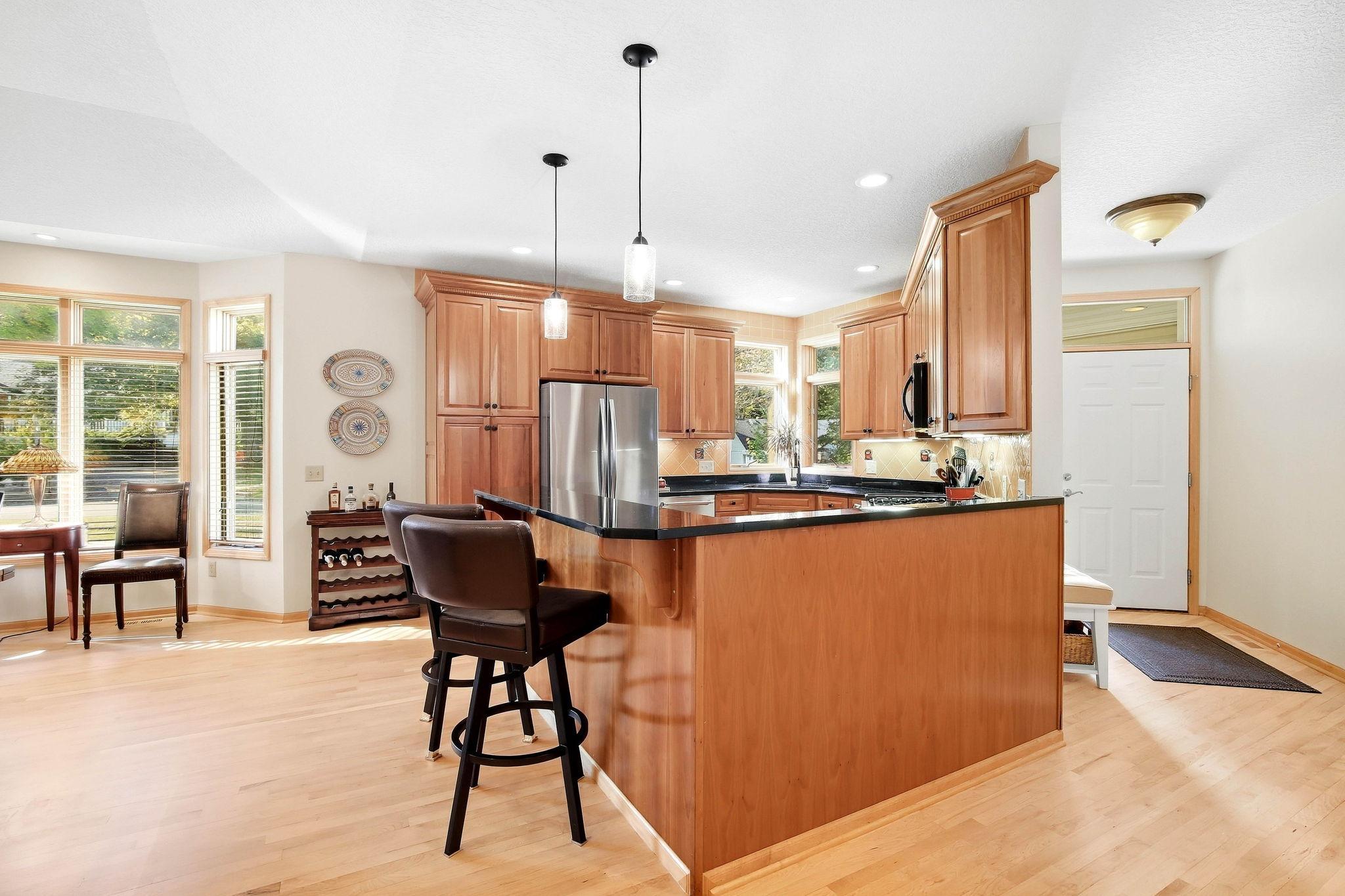 5-web-or-mls-14802-Margaret-Pl-05.jpg