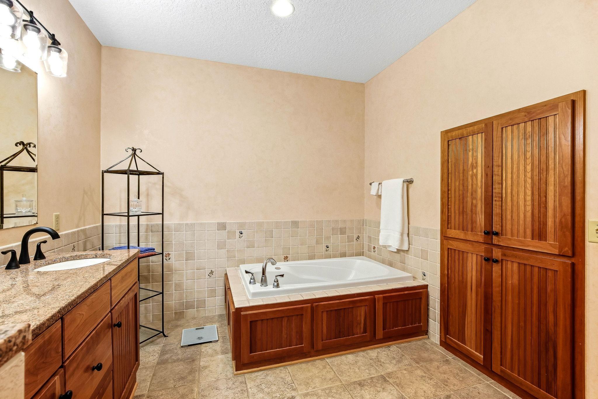 32-web-or-mls-14802-Margaret-Pl-32.jpg