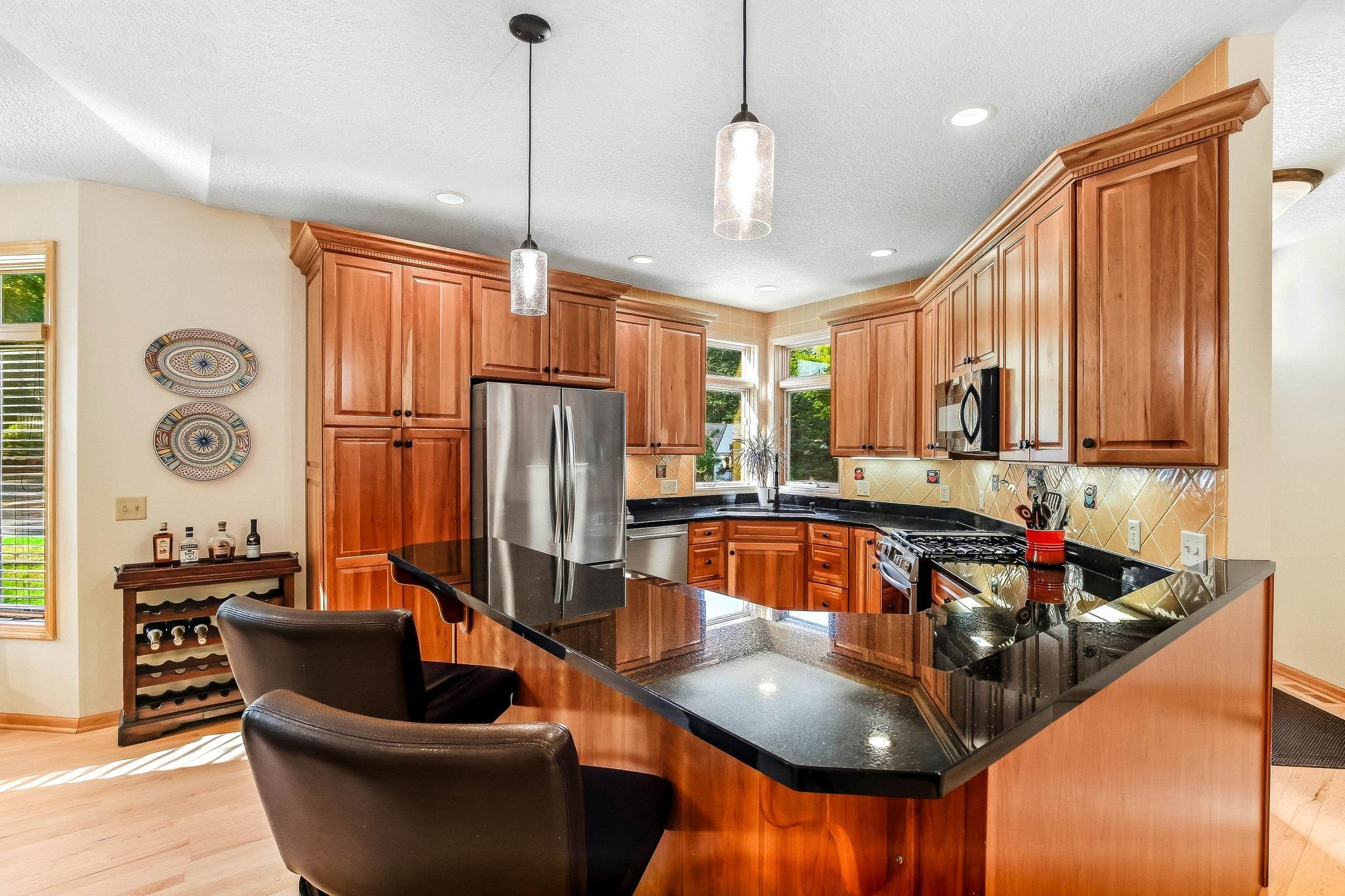 6-web-or-mls-14802-Margaret-Pl-06.jpg