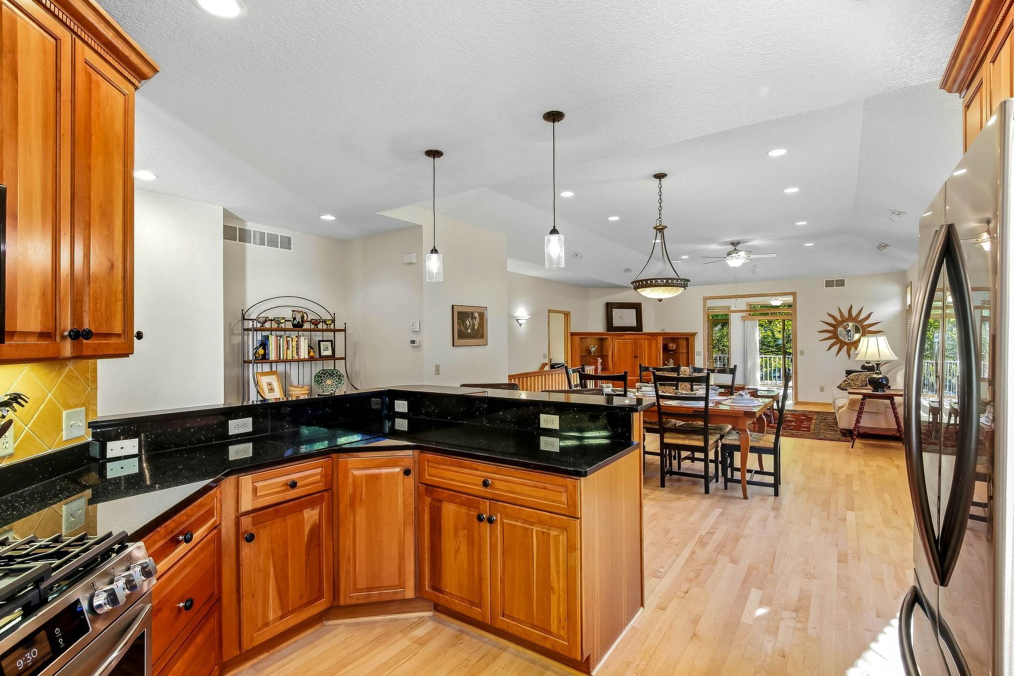 8-web-or-mls-14802-Margaret-Pl-08.jpg