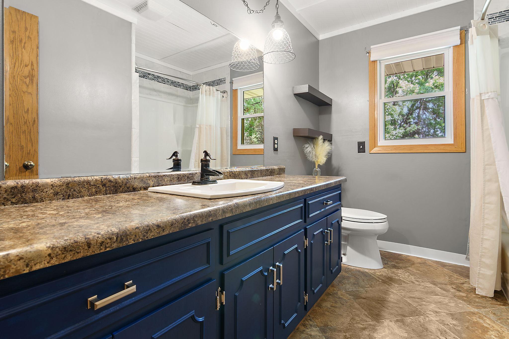Main level full bath