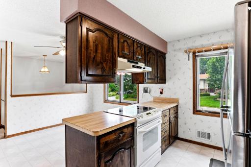 525 Lakewood Drive S, Maplewood, MN 55119