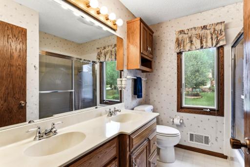 525 Lakewood Drive S, Maplewood, MN 55119