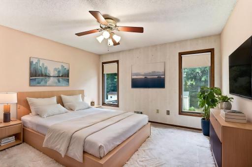21-web-or-mls-525-Lakewood-Dr-S-16-Staged.jpeg