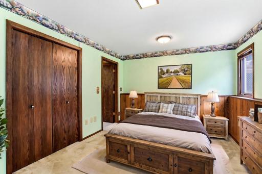31-web-or-mls-525-Lakewood-Dr-S-24-Staged.jpeg