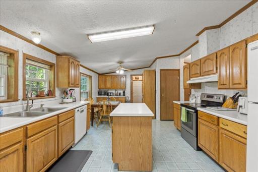 Kitchen & Eat In Dining / 21x13