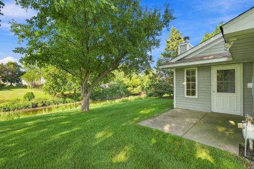 Wonderful end unit backing up to the river!