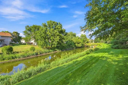 Wonderful end unit backing up to the river!