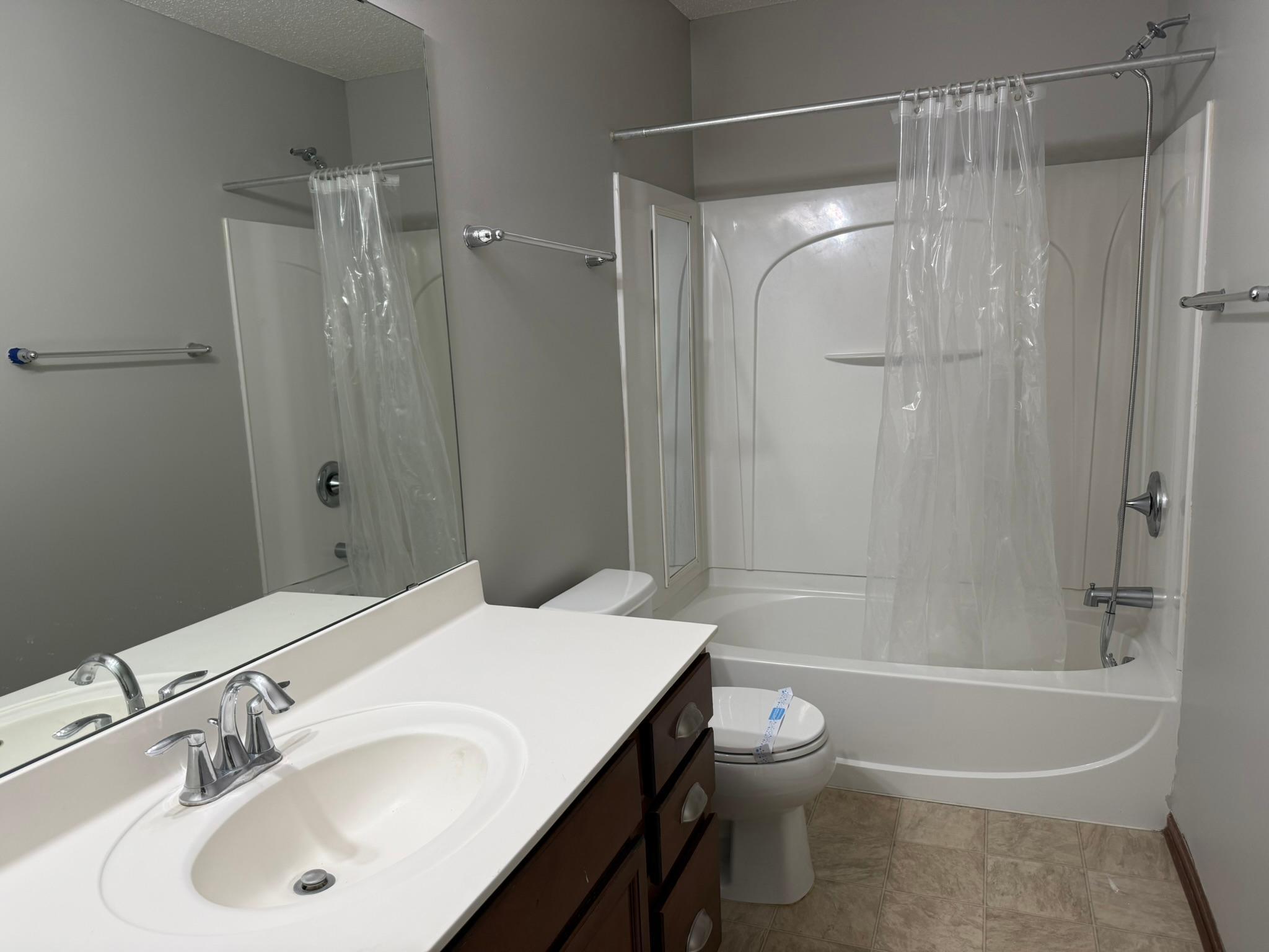 14-Upper level full bath.JPEG