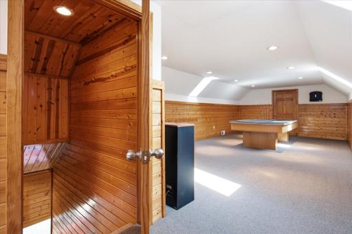 Spacious upper loft in outbuilding with sitting area, bathroom