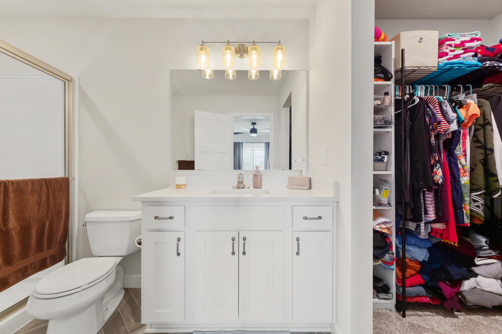 32 main bathroom.jpg