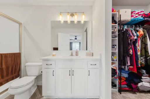 32 main bathroom.jpg