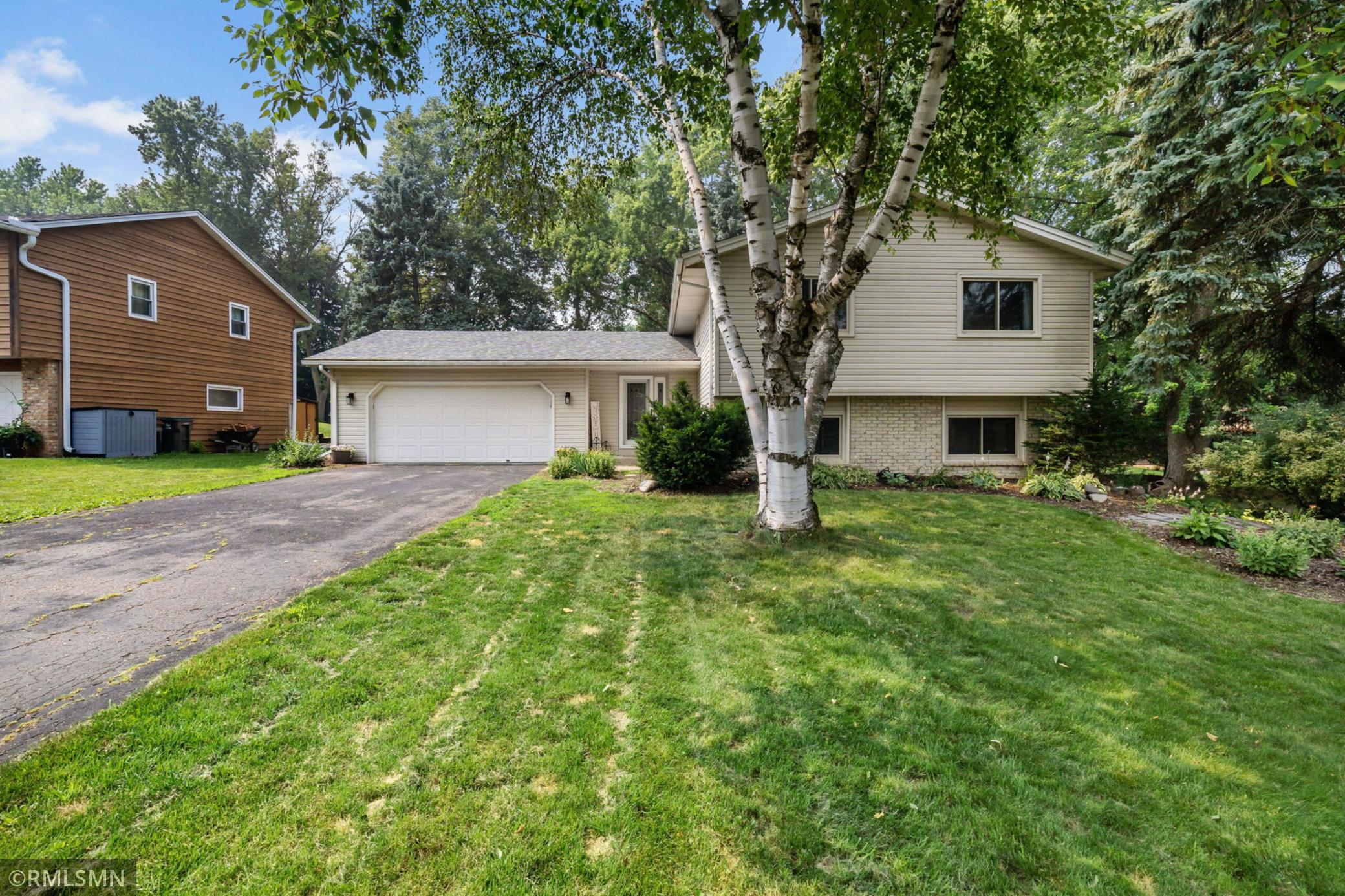 3-web-or-mls-10581_Lake_Fall_Dr_Eden_Prairie_MN__0002_copy.jpg