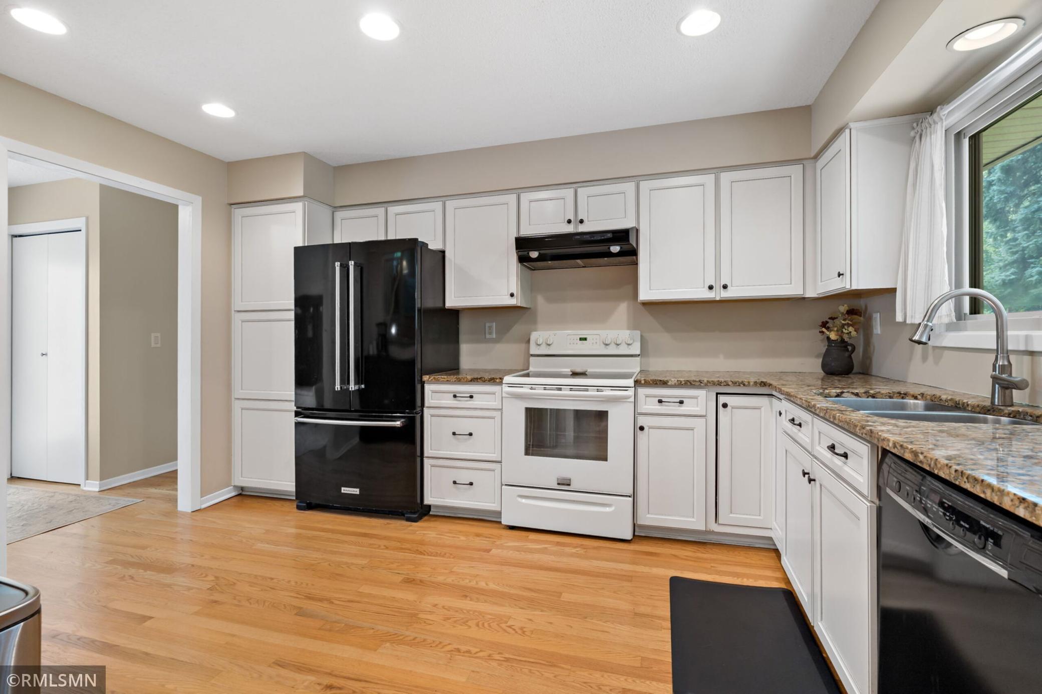 29-web-or-mls-10581_Lake_Fall_Dr_Eden_Prairie_MN_0003.jpg