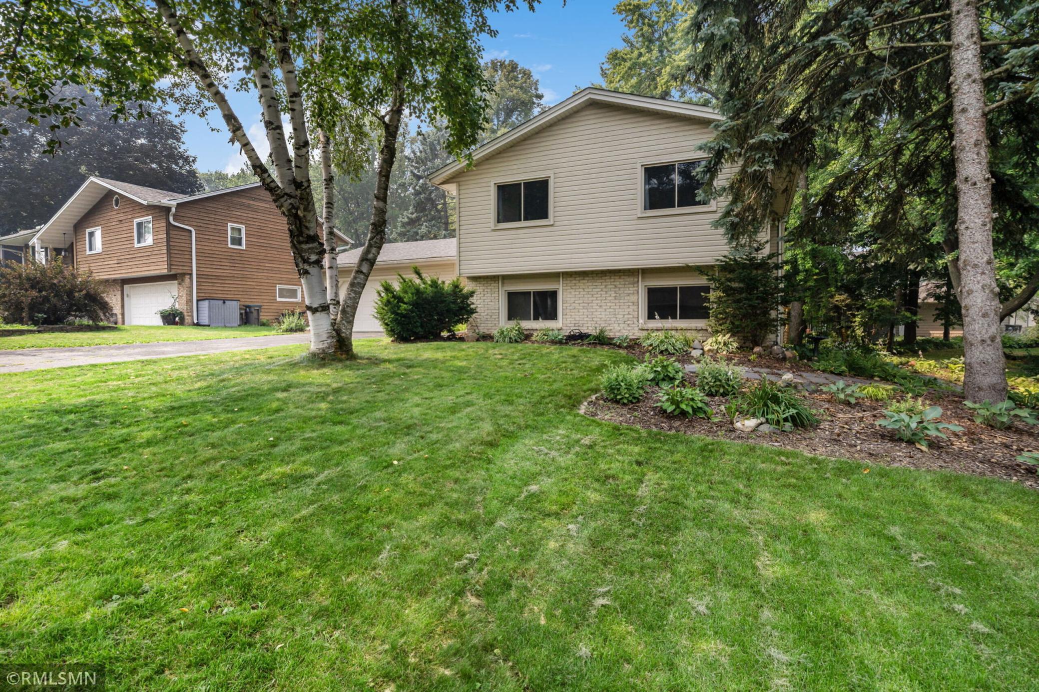2-web-or-mls-10581_Lake_Fall_Dr_Eden_Prairie_MN__0003_copy.jpg