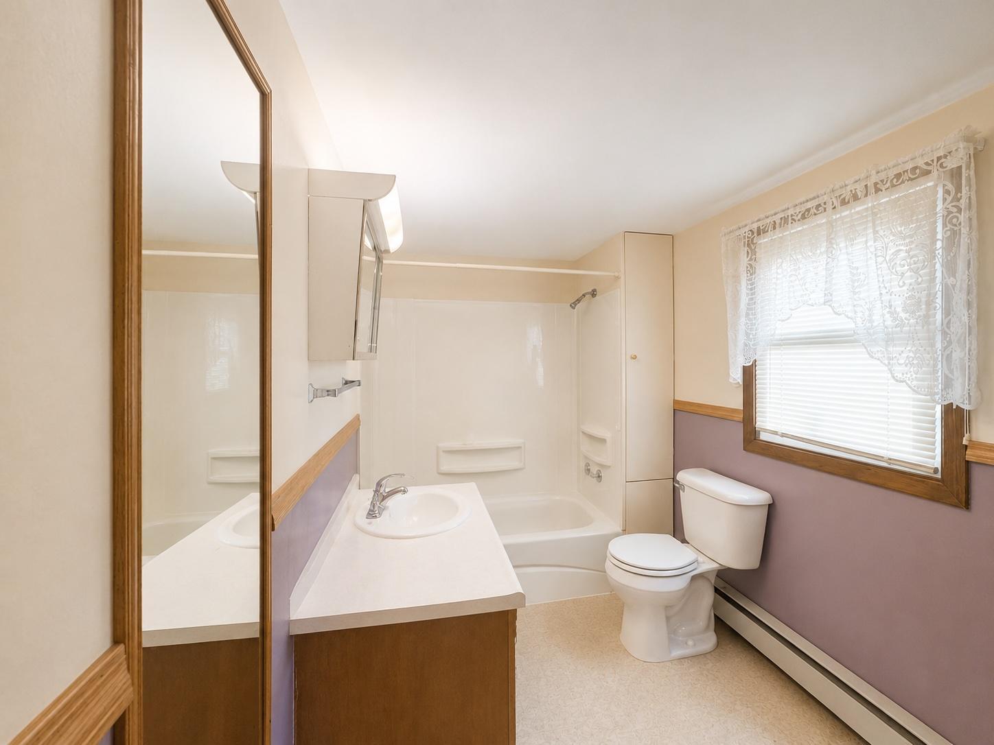 10 Full Bath.jpg