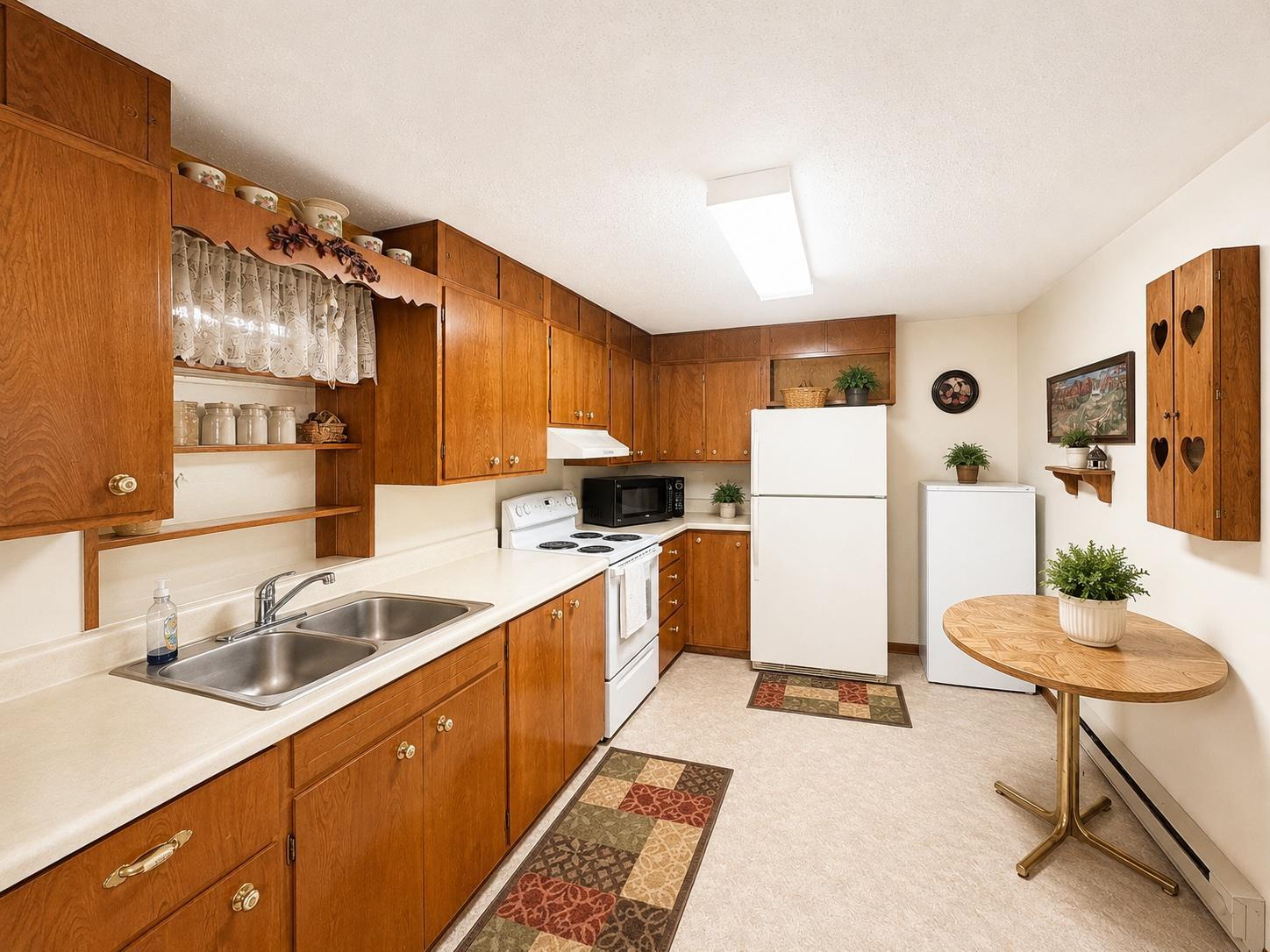 8 Kitchen.jpg