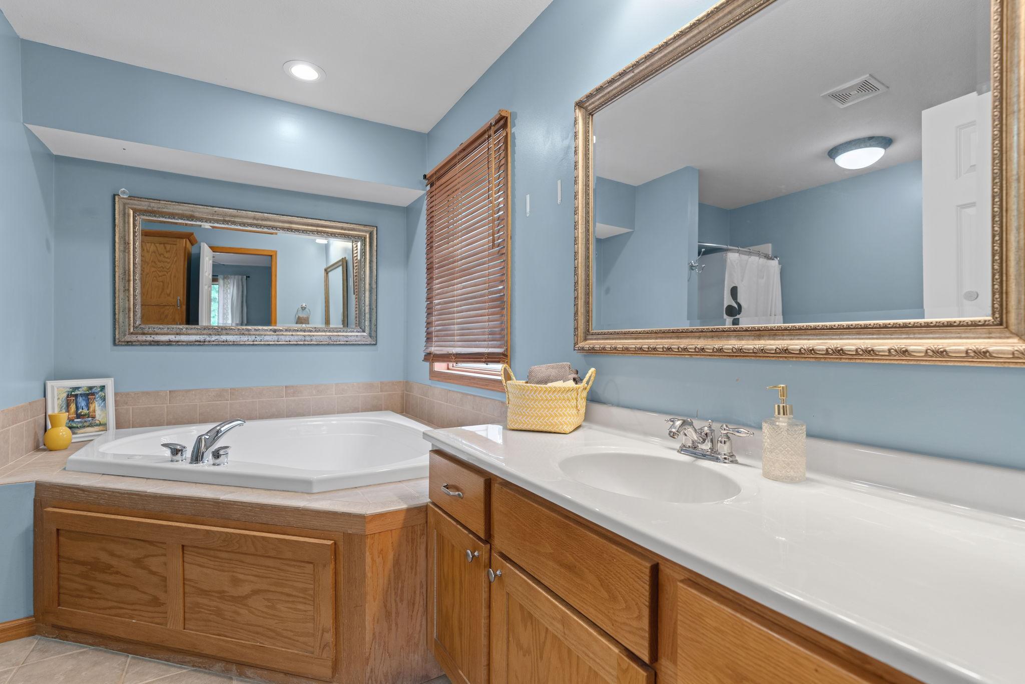 30-web-or-mls-1361 Foxtail Glen-30.jpg