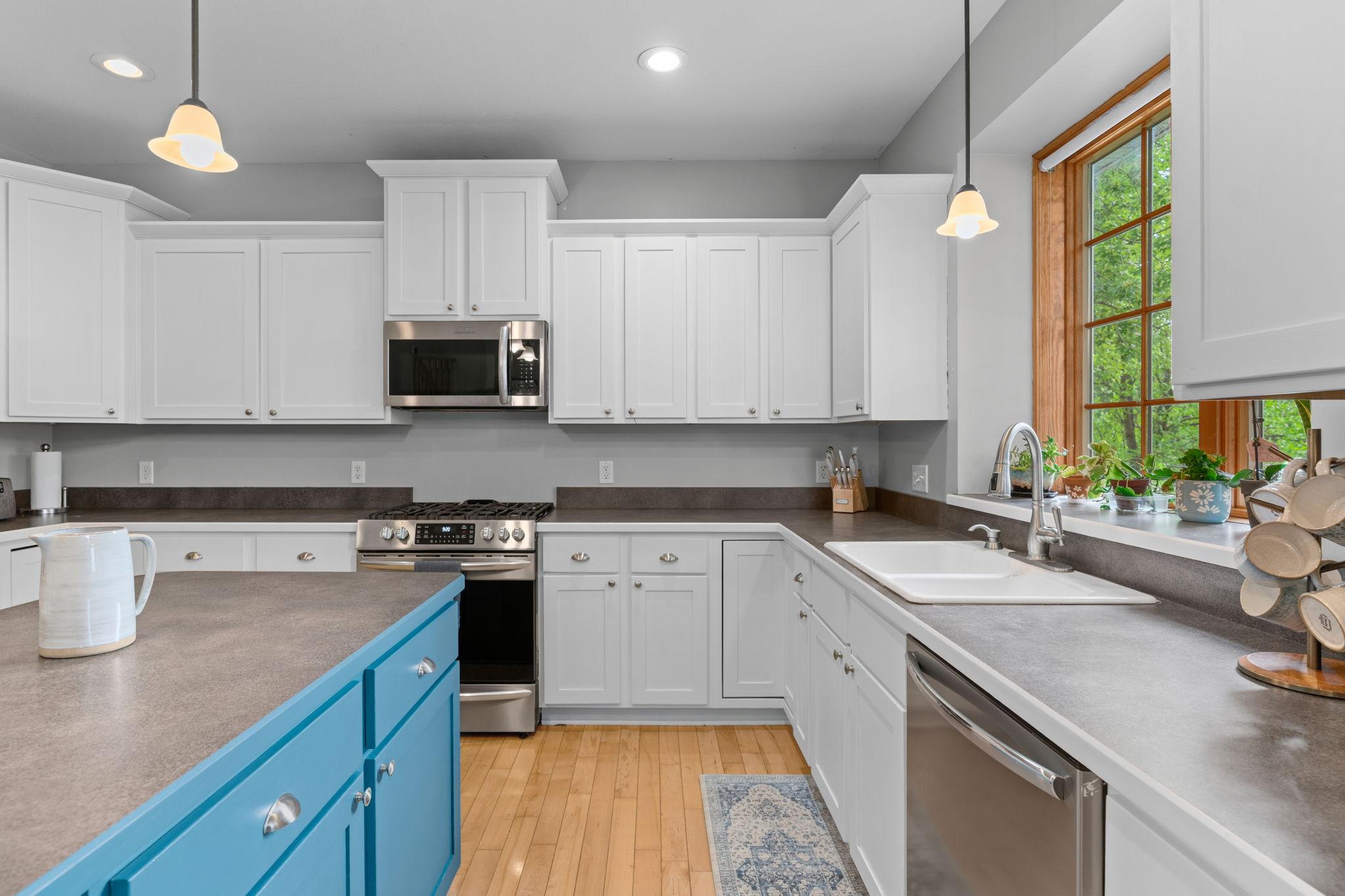 18-web-or-mls-1361 Foxtail Glen-18.jpg