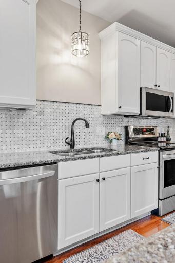 23-web-or-mls-950 Drew Dr-23.jpg