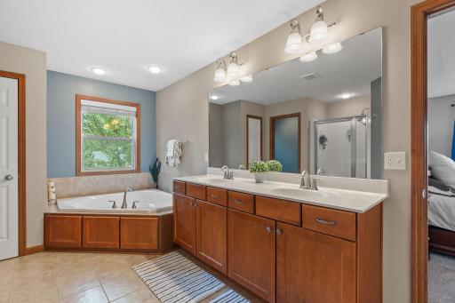 41-web-or-mls-950 Drew Dr-41.jpg