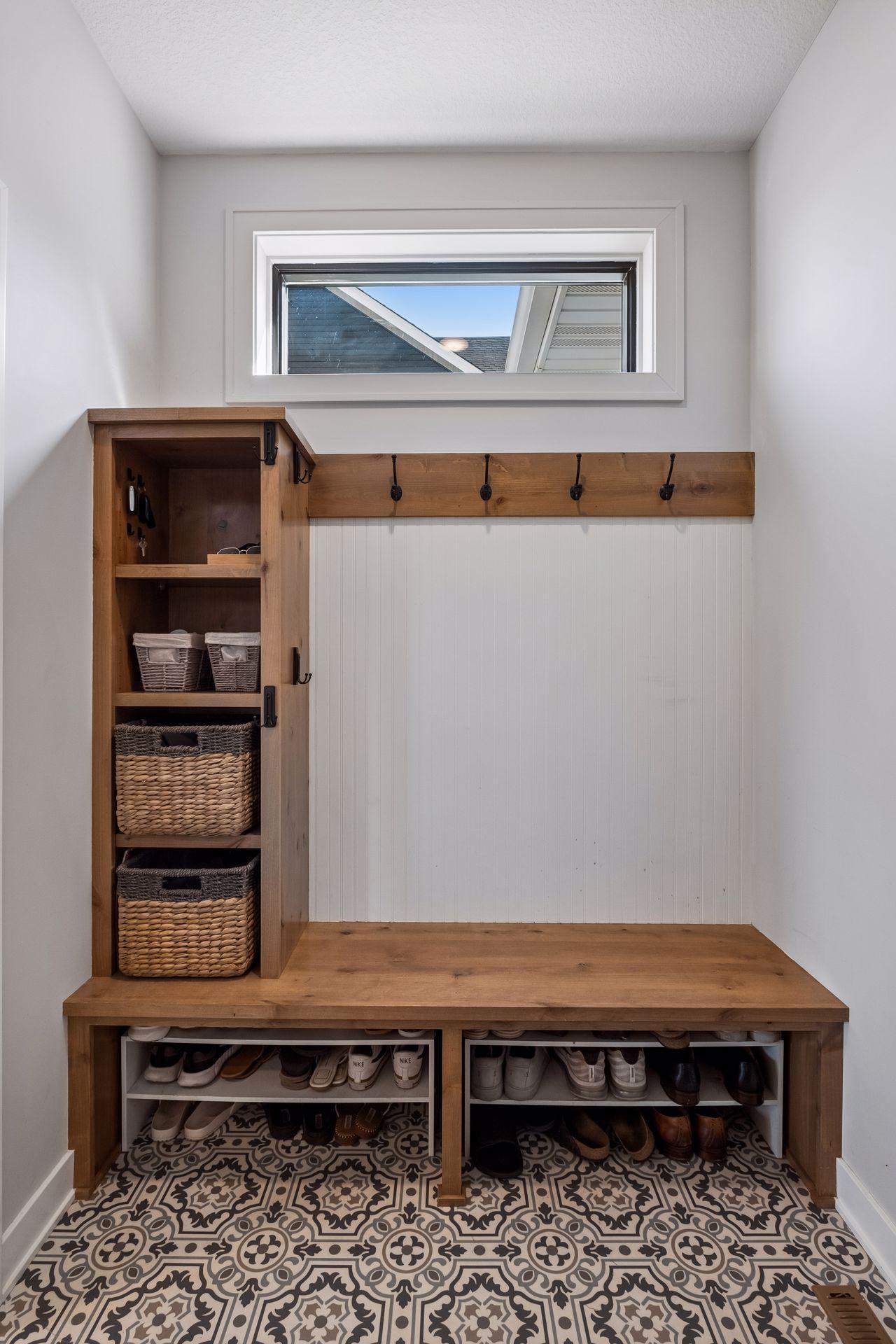 Mudroom Bench w/ Hooks!