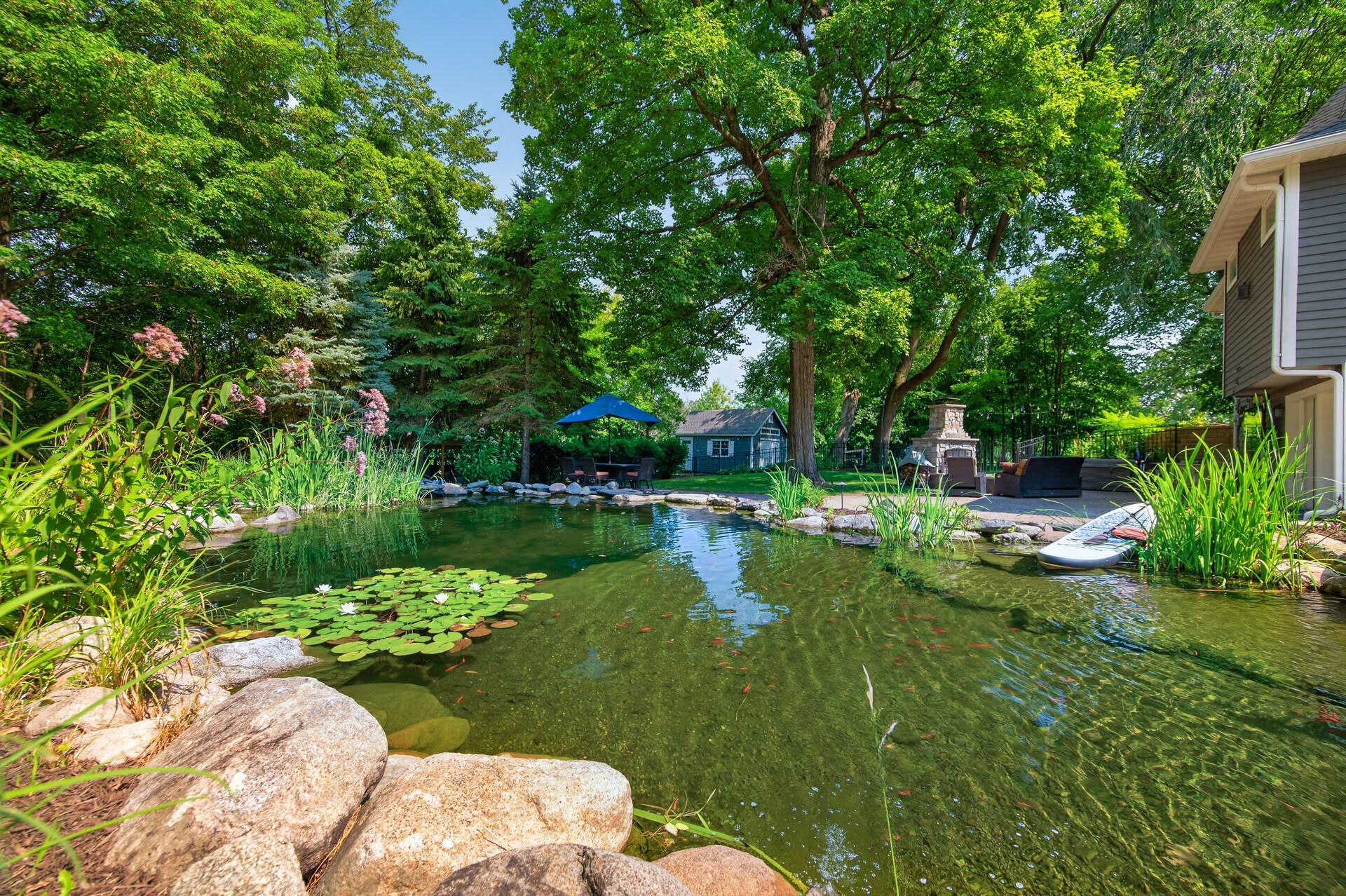 For even more family fun, place the portable basketball hoop along the edge of the pond for an unforgettable game of water basketball
