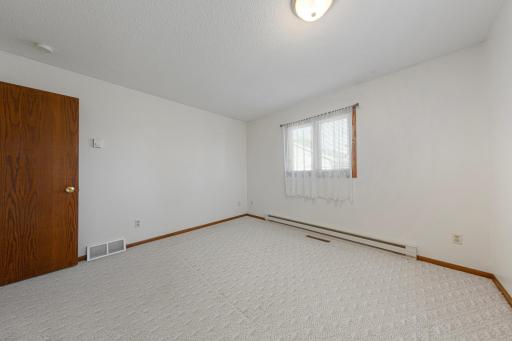 32 main bedroom.jpg