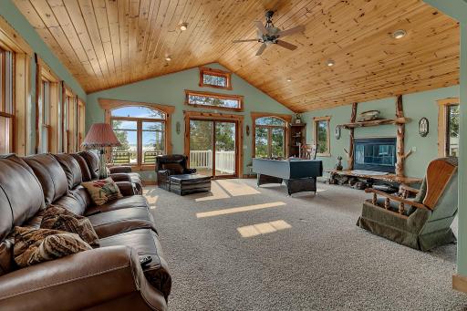 Large family room for entertaining