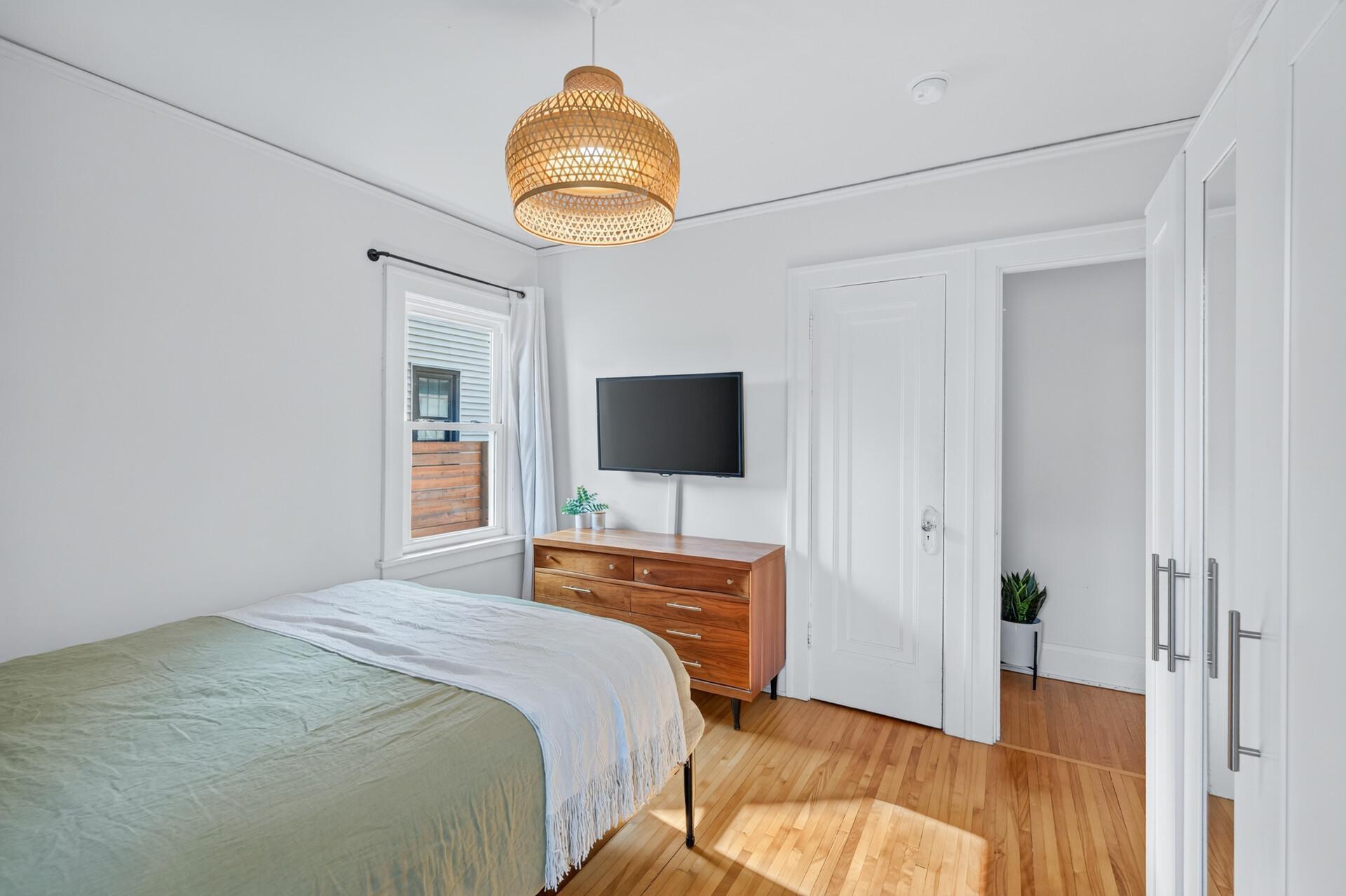 Hardwood floors from hallway into living/dining
