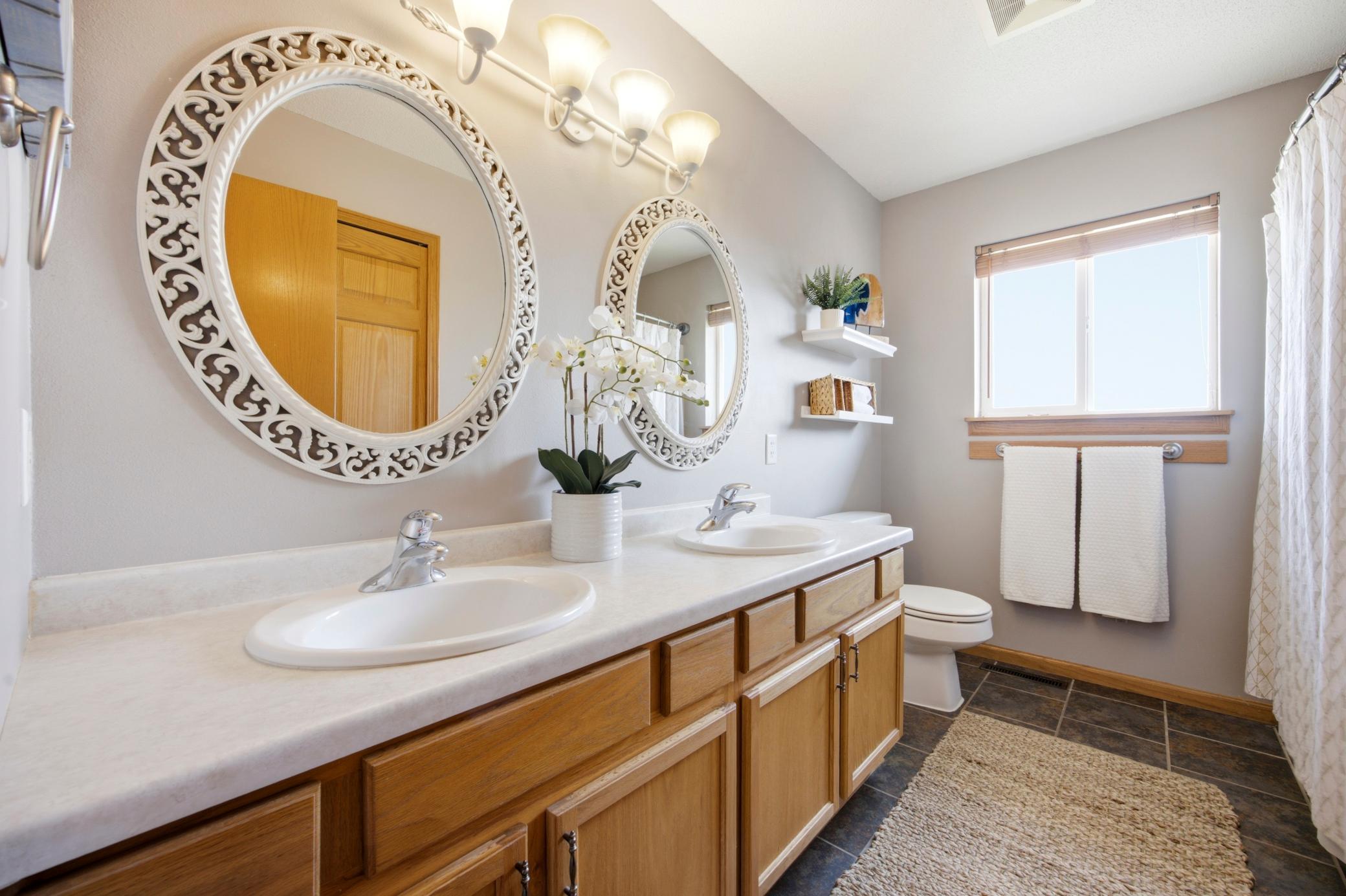 Upper Level Full Bath