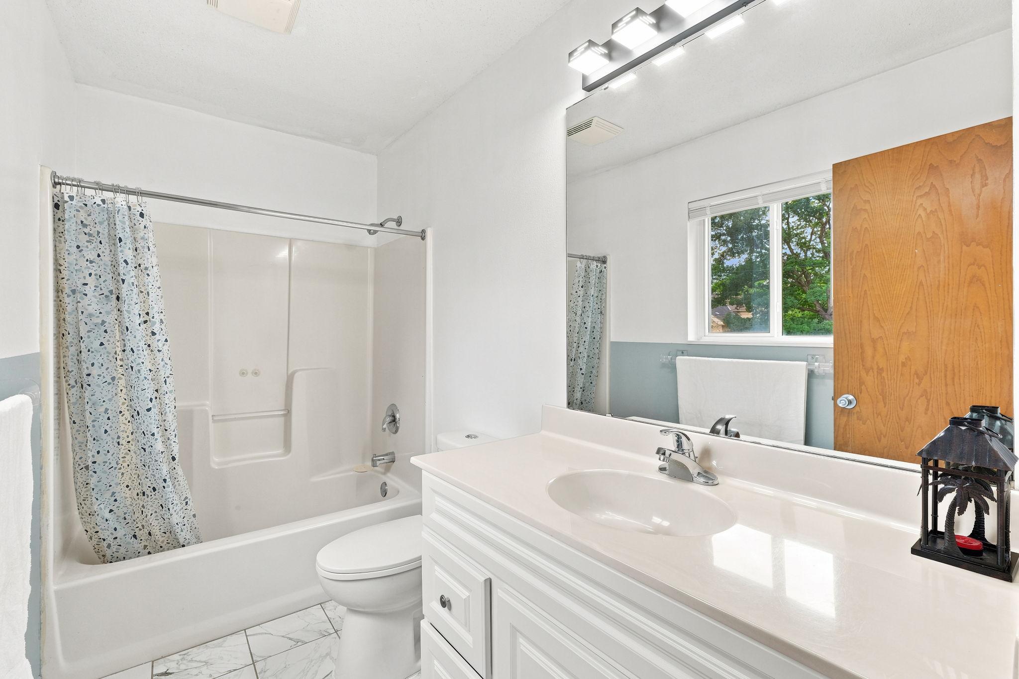 Upstairs full bathroom