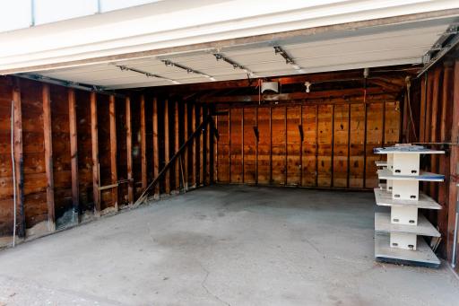 Hard to find a solid concrete slab and spacious 1-stall garage like this one!