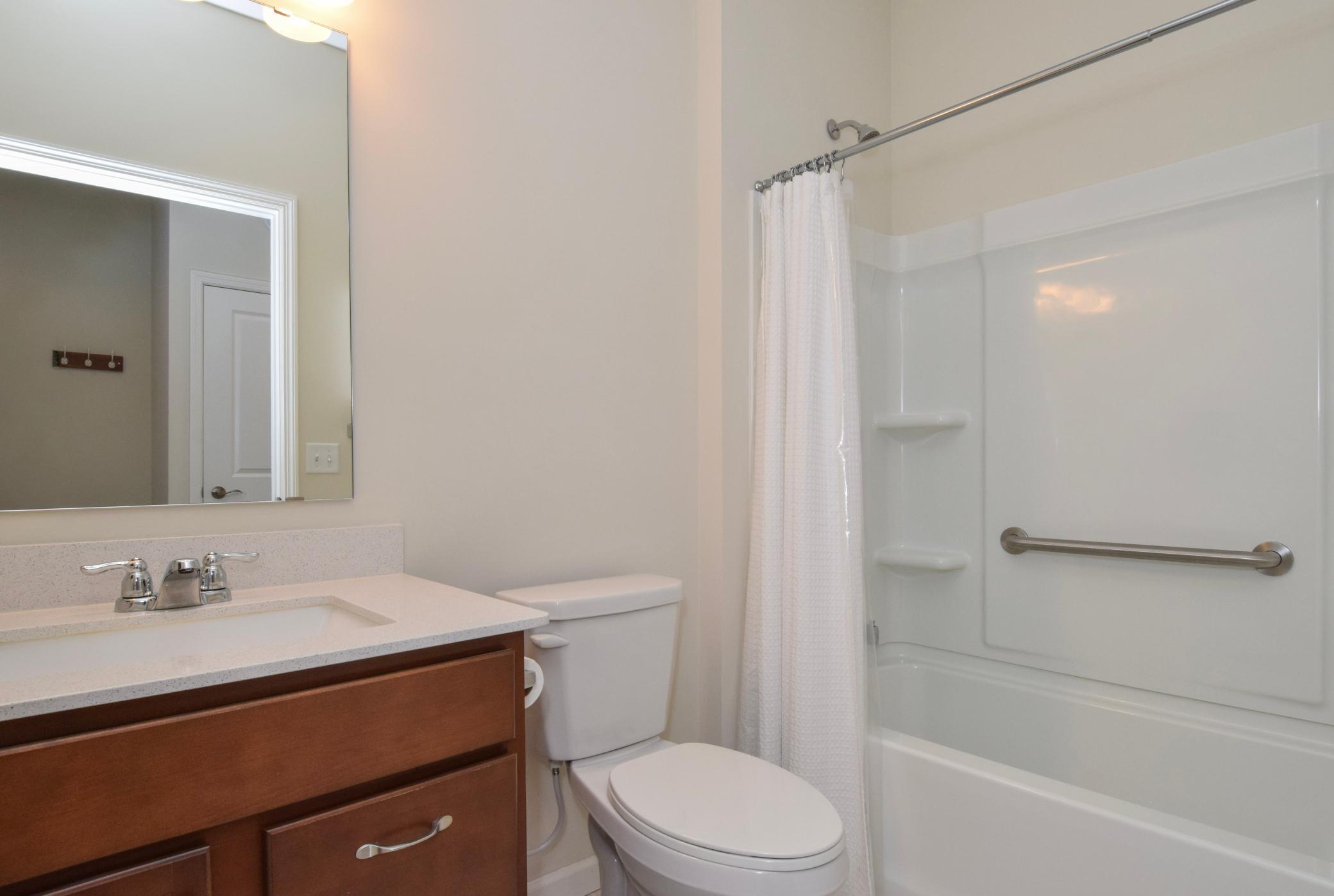 Main/Guest FULL Bath!