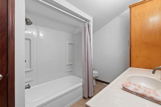 Upper level full bath.