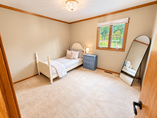 990 Blackoak Road, Eau Claire, WI 54701