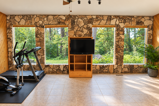 990 Blackoak Road, Eau Claire, WI 54701