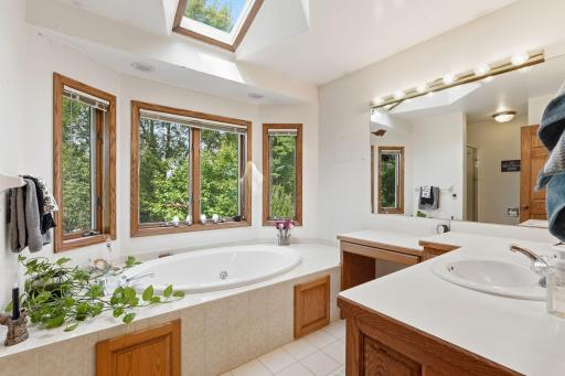 Upper level full bathroom with jacuzzi.