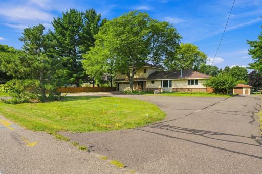 Great horseshoe driveway for extra parking