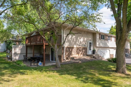 You will appreciate the location of this quad-style townhome, within walking distance to Town Centre!