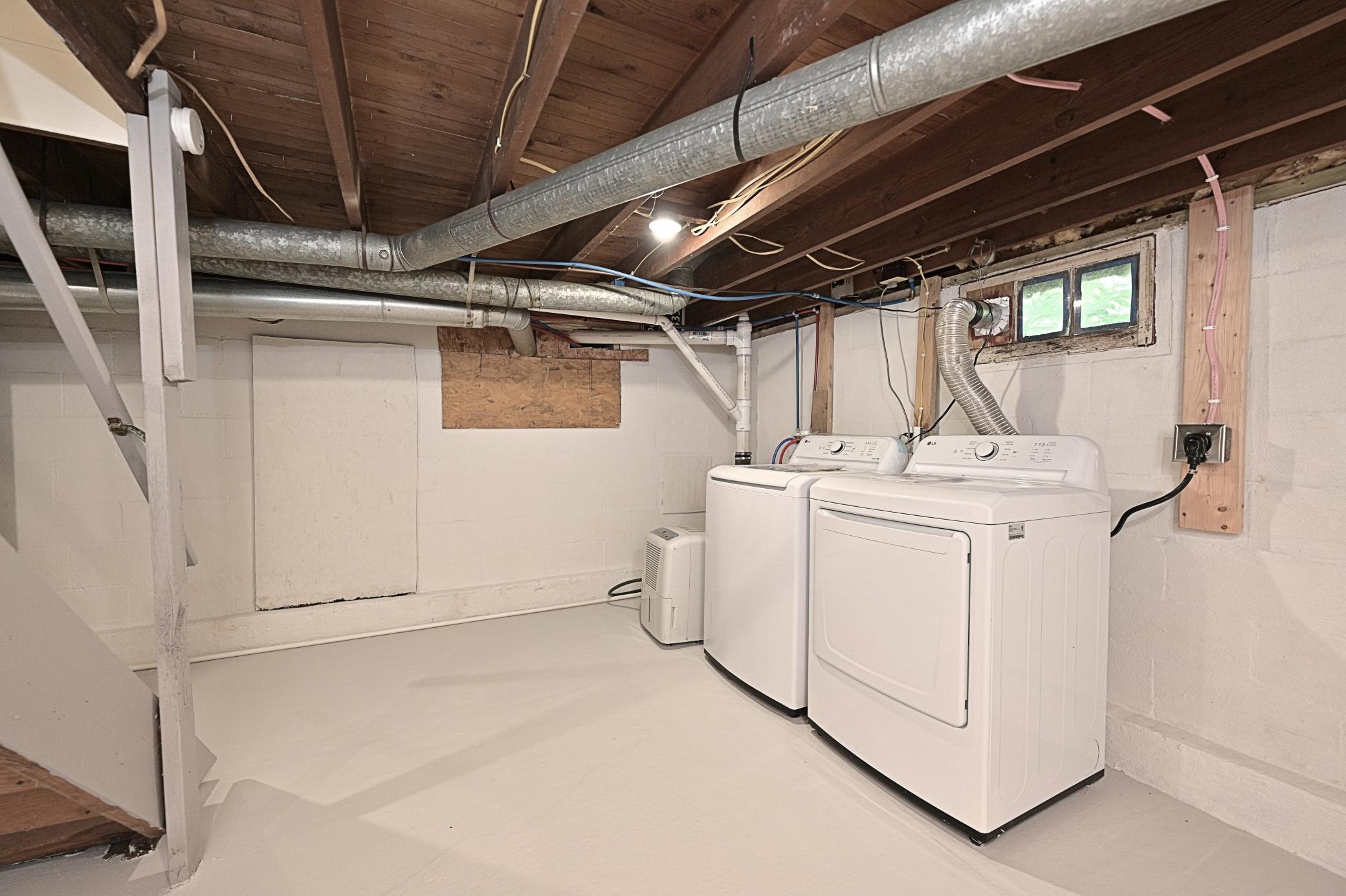 LOWER LEVEL LAUNDRY AREA.jpg