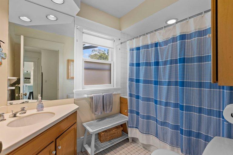 Main bathroom.jpg